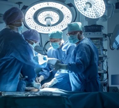 ¿Cuáles son las complicaciones de la cirugía de reemplazo valvular aórtico?