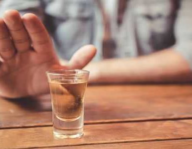 El alcohol puede causar dolor en los riñones