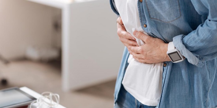 Qué causa el brote de colitis ulcerosa y cómo aliviarla