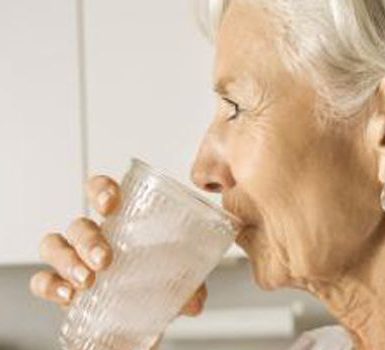 Importancia de la hidratación adecuada en personas mayores y consejos para mantener la hidratación en ancianos