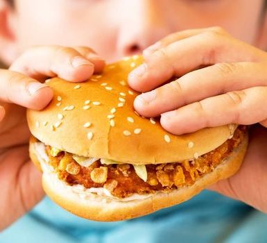 Efectos de la comida chatarra en su hijo