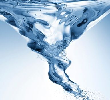 Aquí hay 7 formas naturales para hacer que el agua sepa mejor