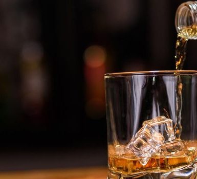 Colocando el alcohol en una dieta ceto