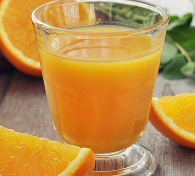 El jugo de naranja es bueno para los cálculos renales