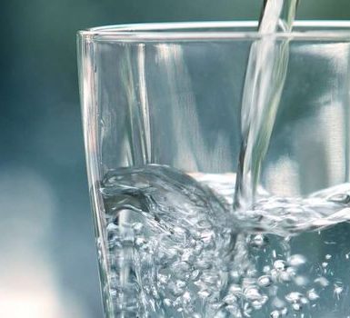 Hay beneficios reales de beber agua caliente