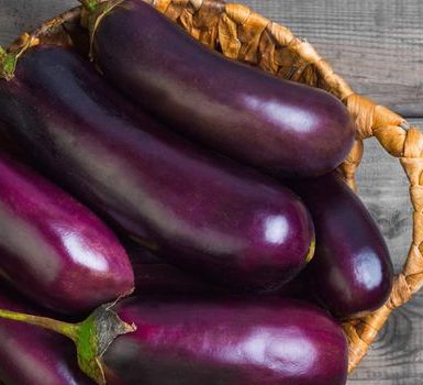increíbles beneficios de la berenjena (berenjena berenjena) para la salud de la piel y el cabello